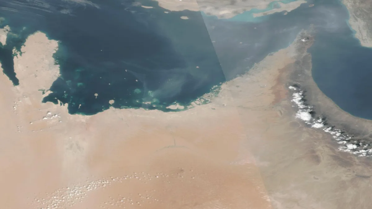 سحب ركامية فوق الإمارات وشمال عُمان كما تظهر من الأقمار الصناعية