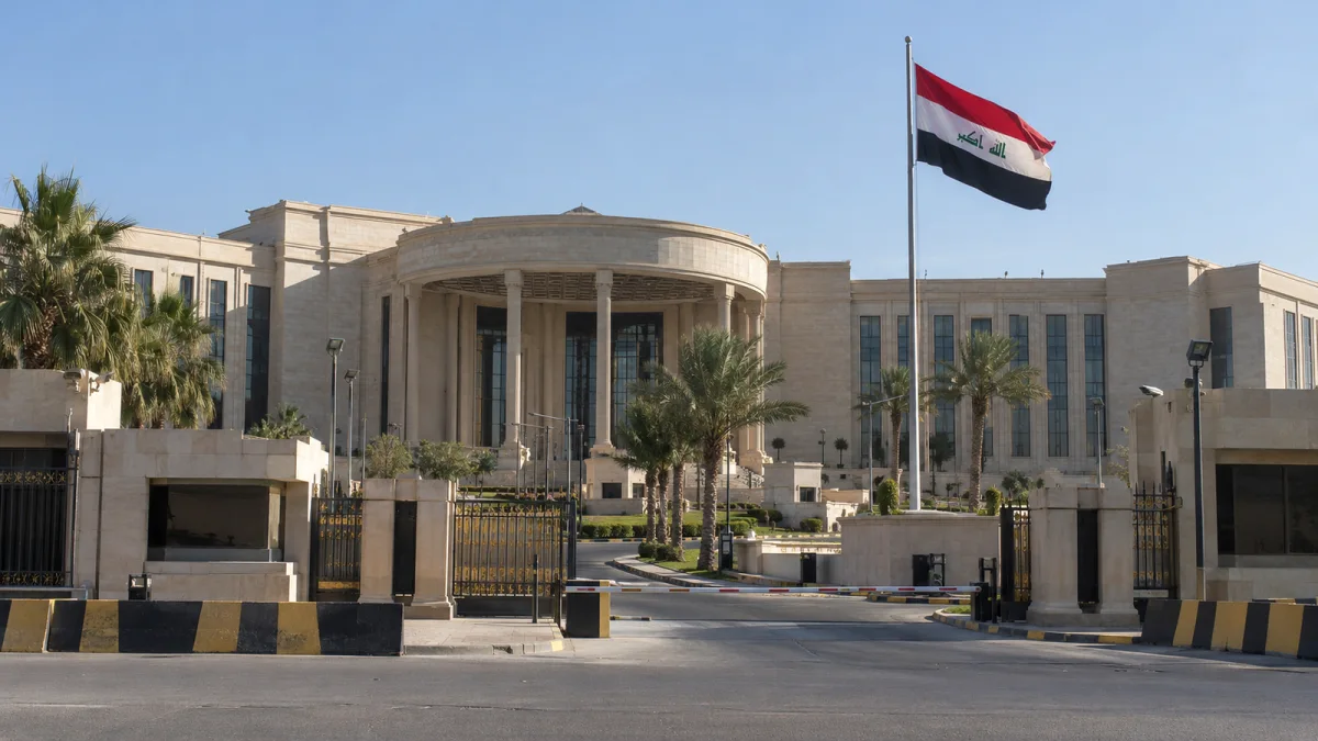 مبنى حكومي في بغداد يرفع العلم العراقي