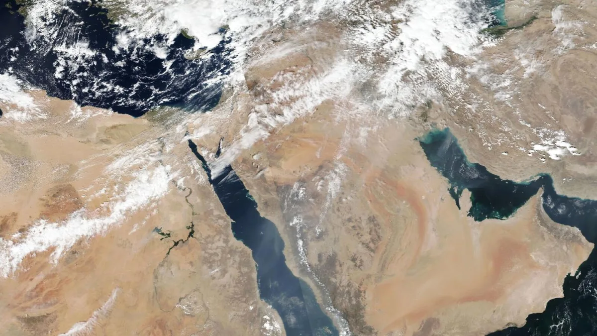 سحب فوق العراق والأردن والكويت وشبه الجزيرة العربية في لقطة أقمار صناعية