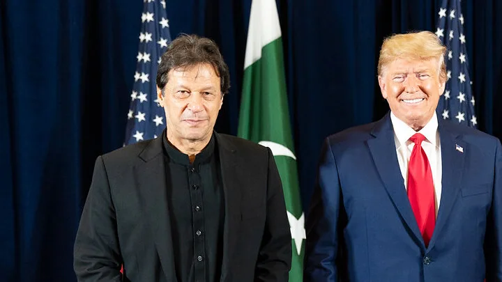 عمران خان خلال لقاء رسمي وأعلام باكستان خلفه