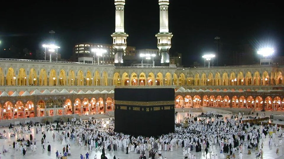 الكعبة المشرفة وحجاج داخل المسجد الحرام