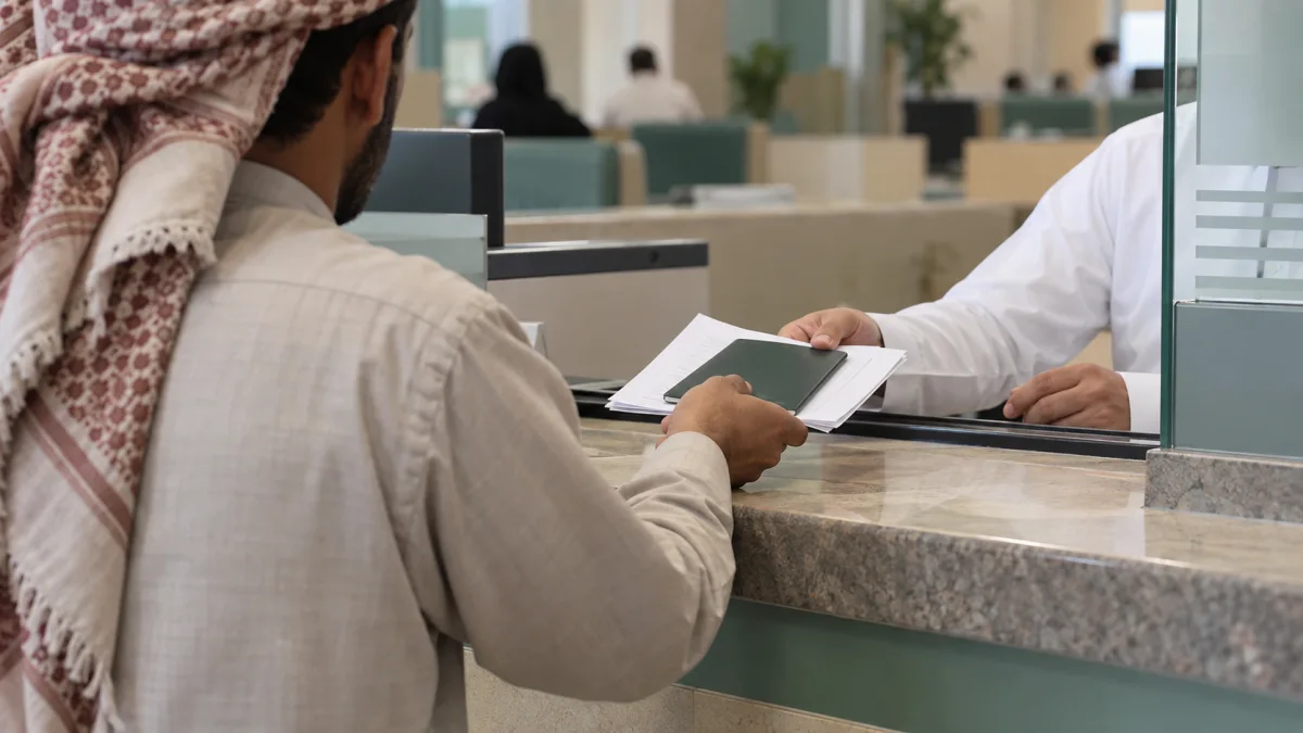 مراجع يقدم جواز سفر ووثائق في مكتب خدمات