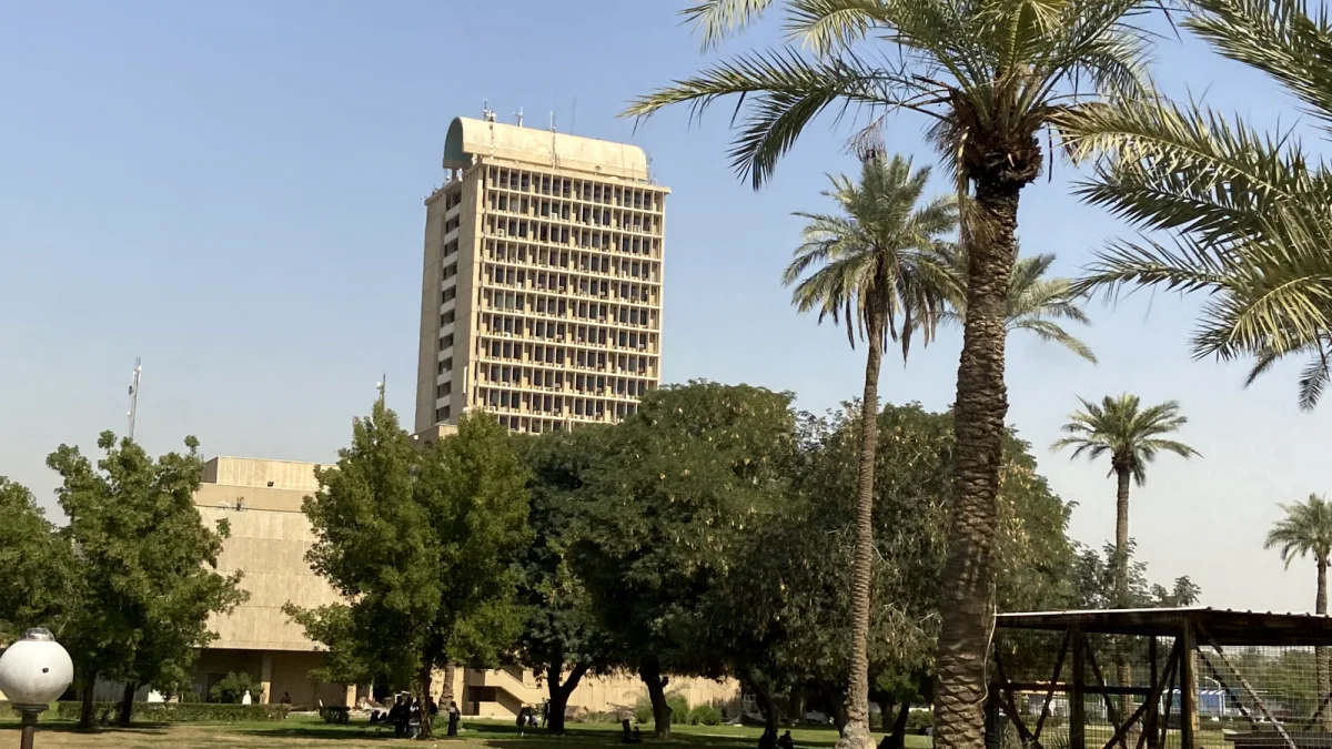 حرم جامعة بغداد وبرج رئاستها بين أشجار النخيل