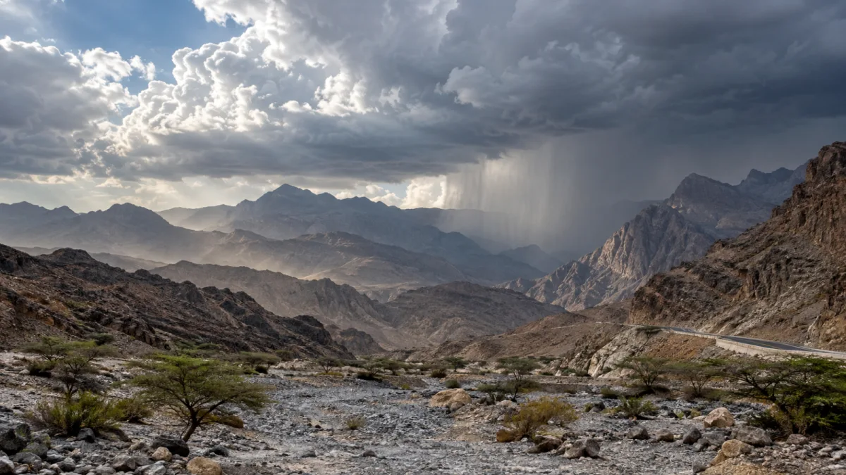 غيوم رعدية وأمطار بعيدة فوق جبال الحجر في عُمان
