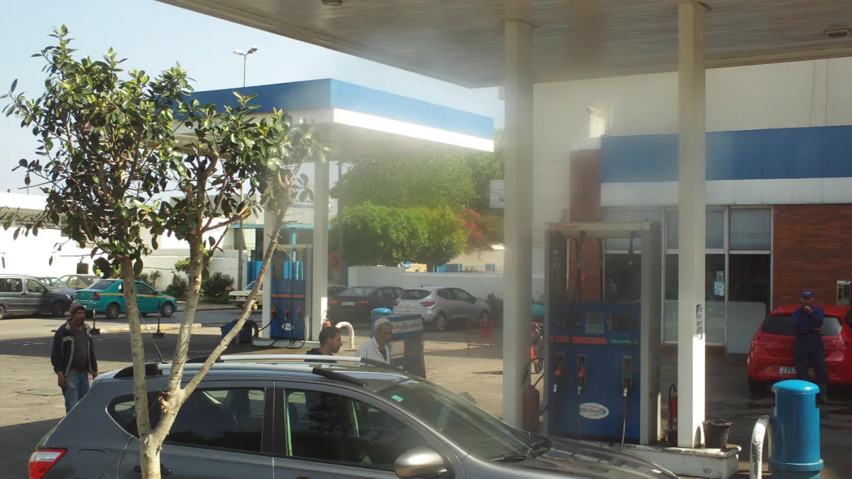 سيارات ومضخات وقود داخل محطة في مدينة طنجة المغربية