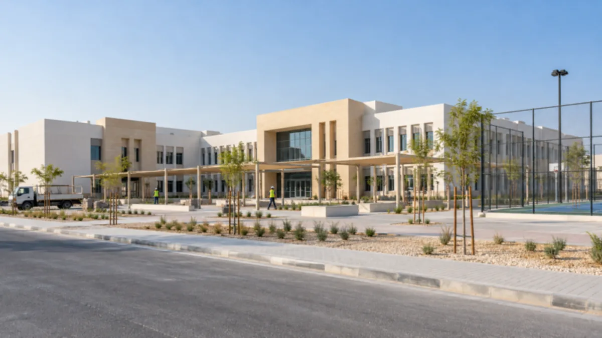 مبنى مدرسة حديثة مع ملعب خارجي وأعمال تجهيز